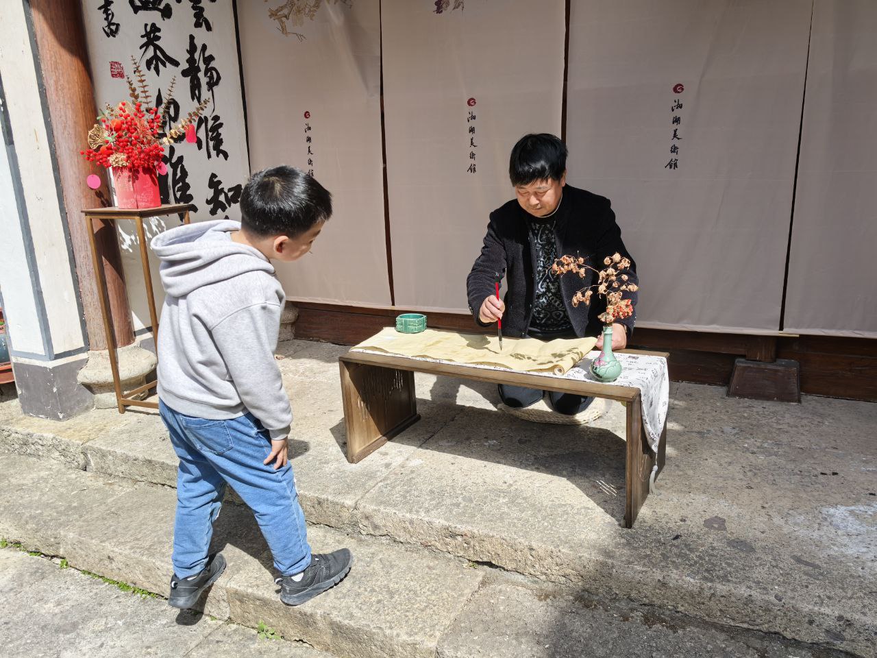 湘湖美术馆人少且安静，比起西湖显得闲逸不少