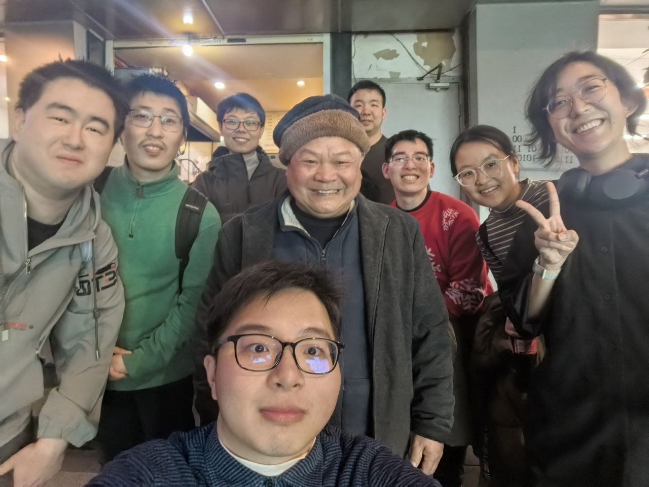 作为学军中学毕业生，胖子烧饼的老板才是真正的学校带盐人