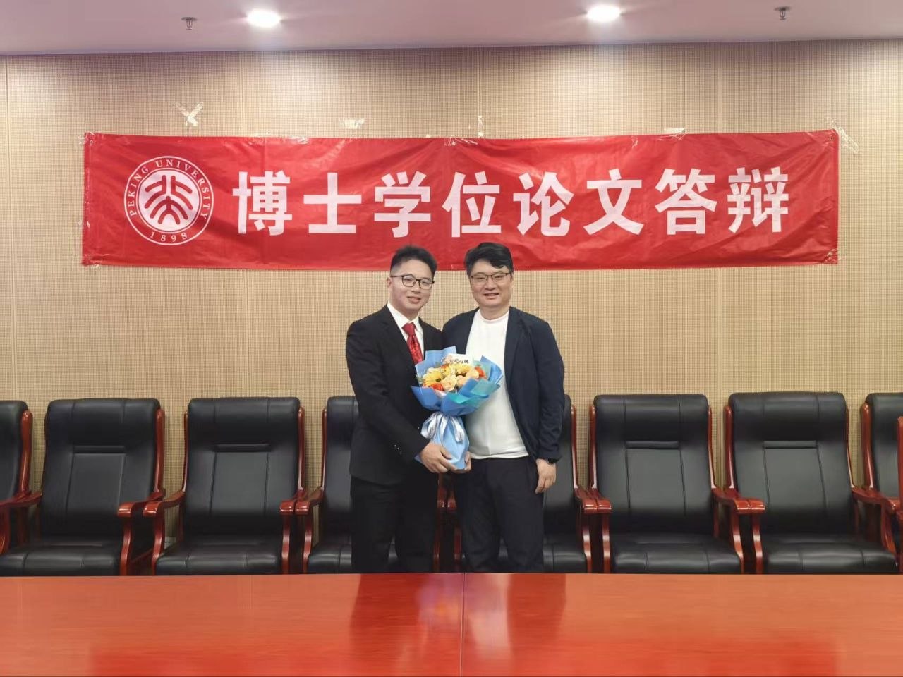 过了五年，我和唐老师都变圆了不少