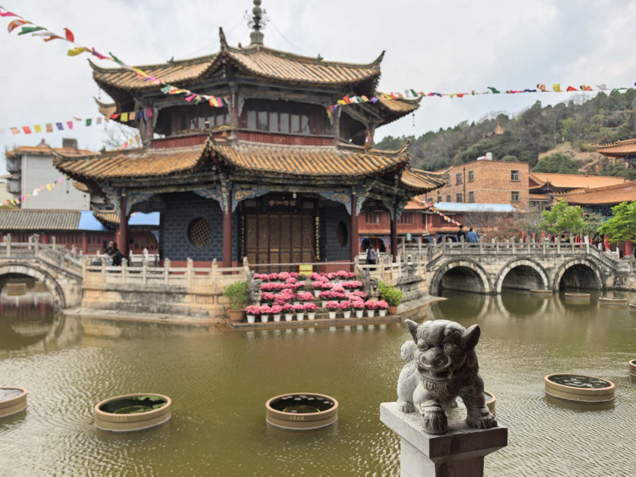 圆通寺一景，白莲映经幡