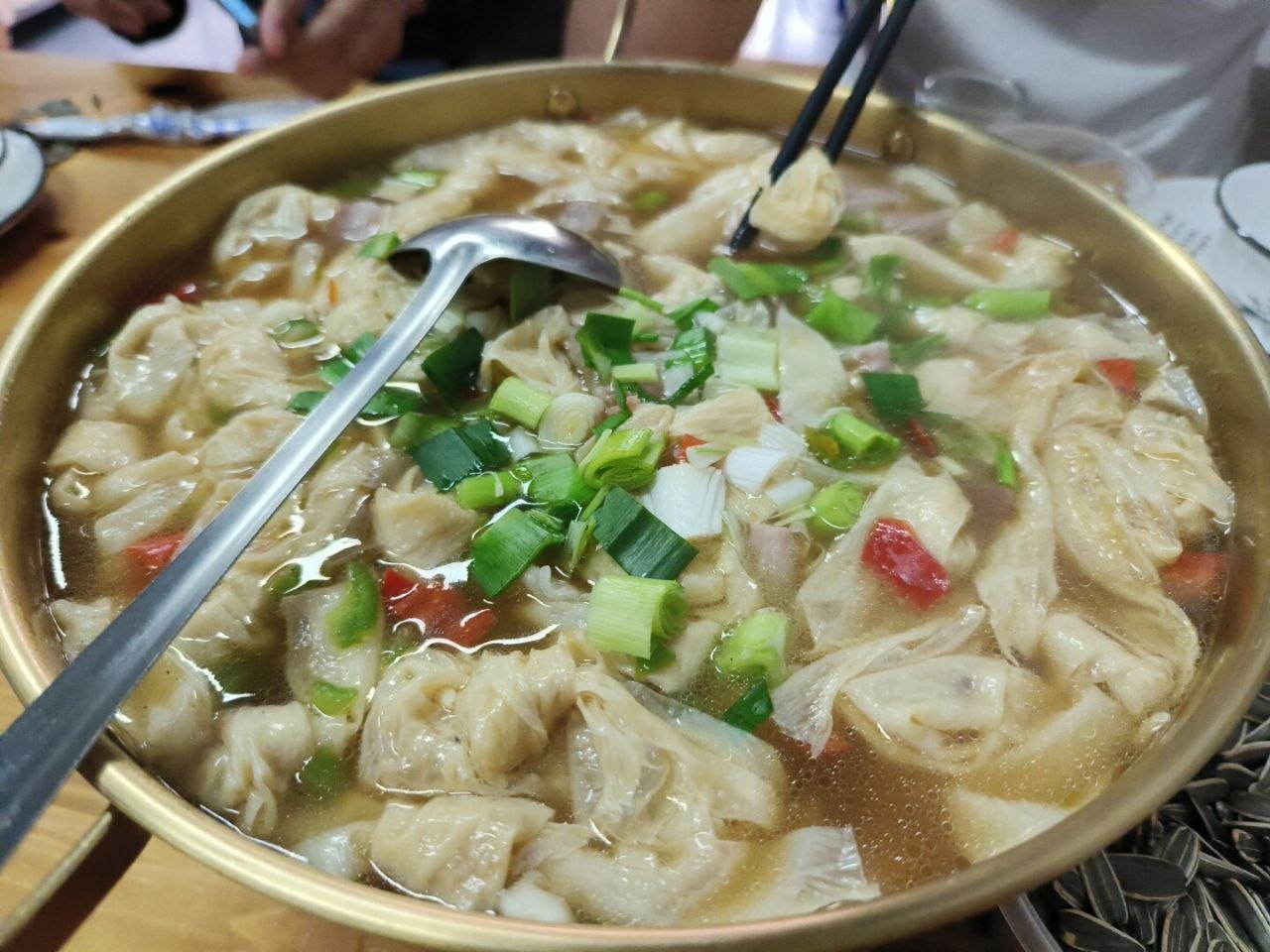 一整盆咸肉炖豆节，鲜到舌头都要掉了