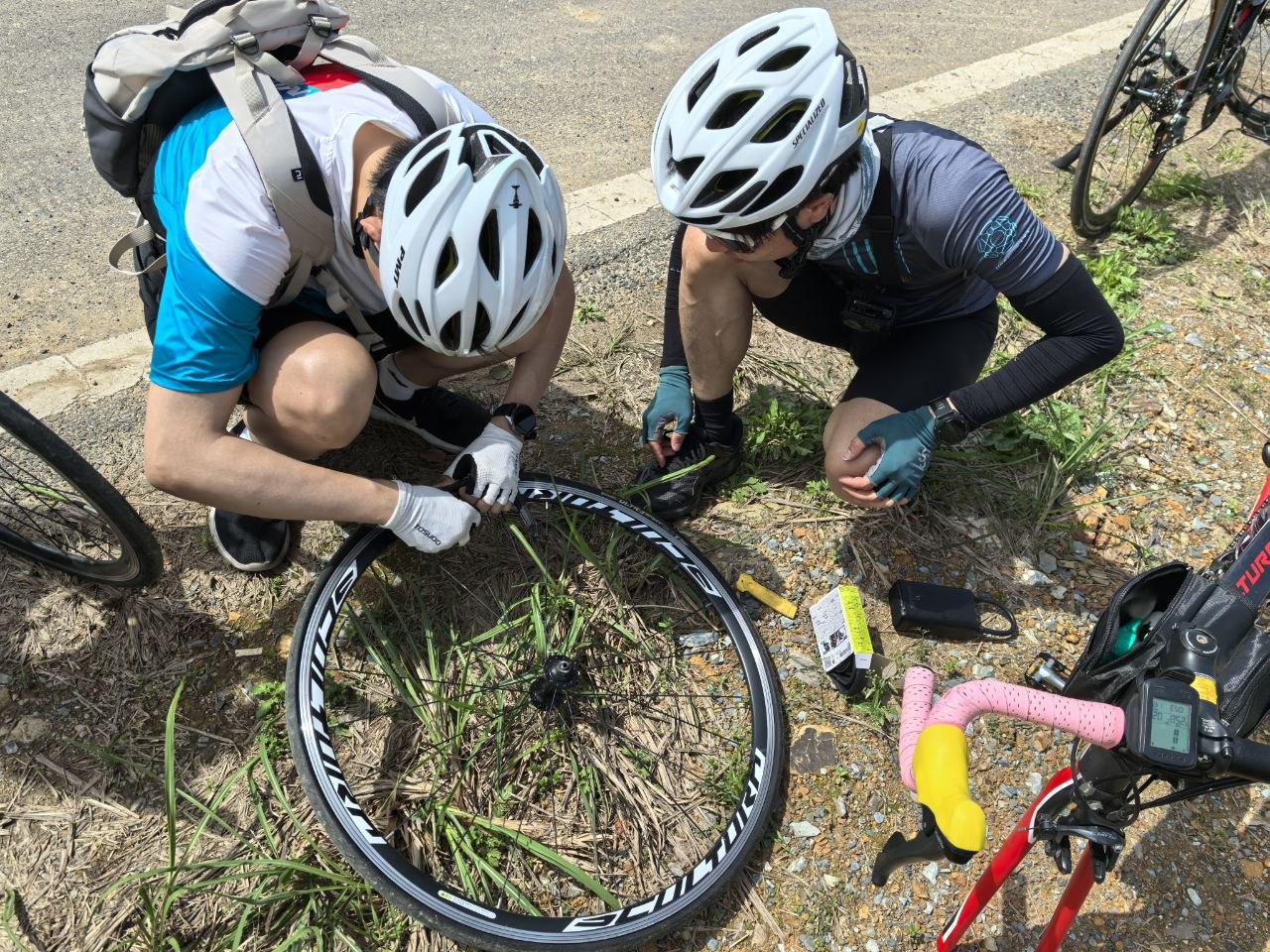 团队骑行还有一点好，就是整个团队可以分享装备，例如备胎