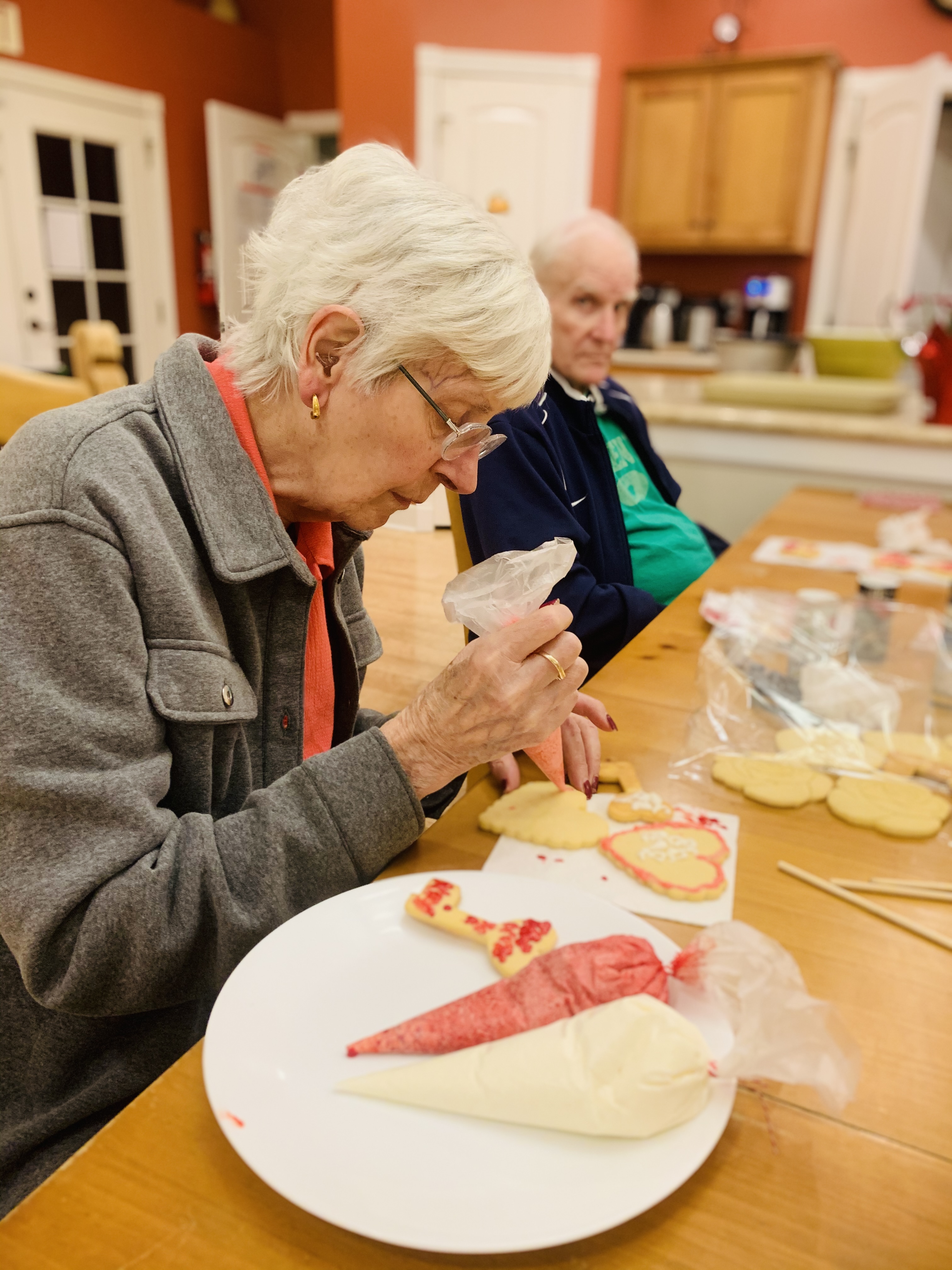 Residents coloring and decorating cakes