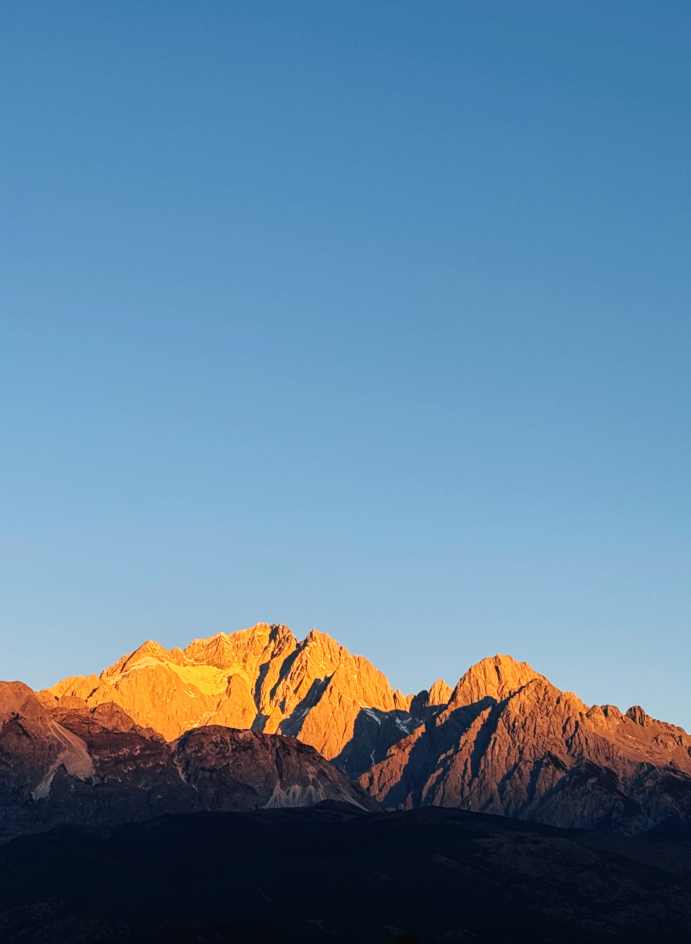 日照金山。