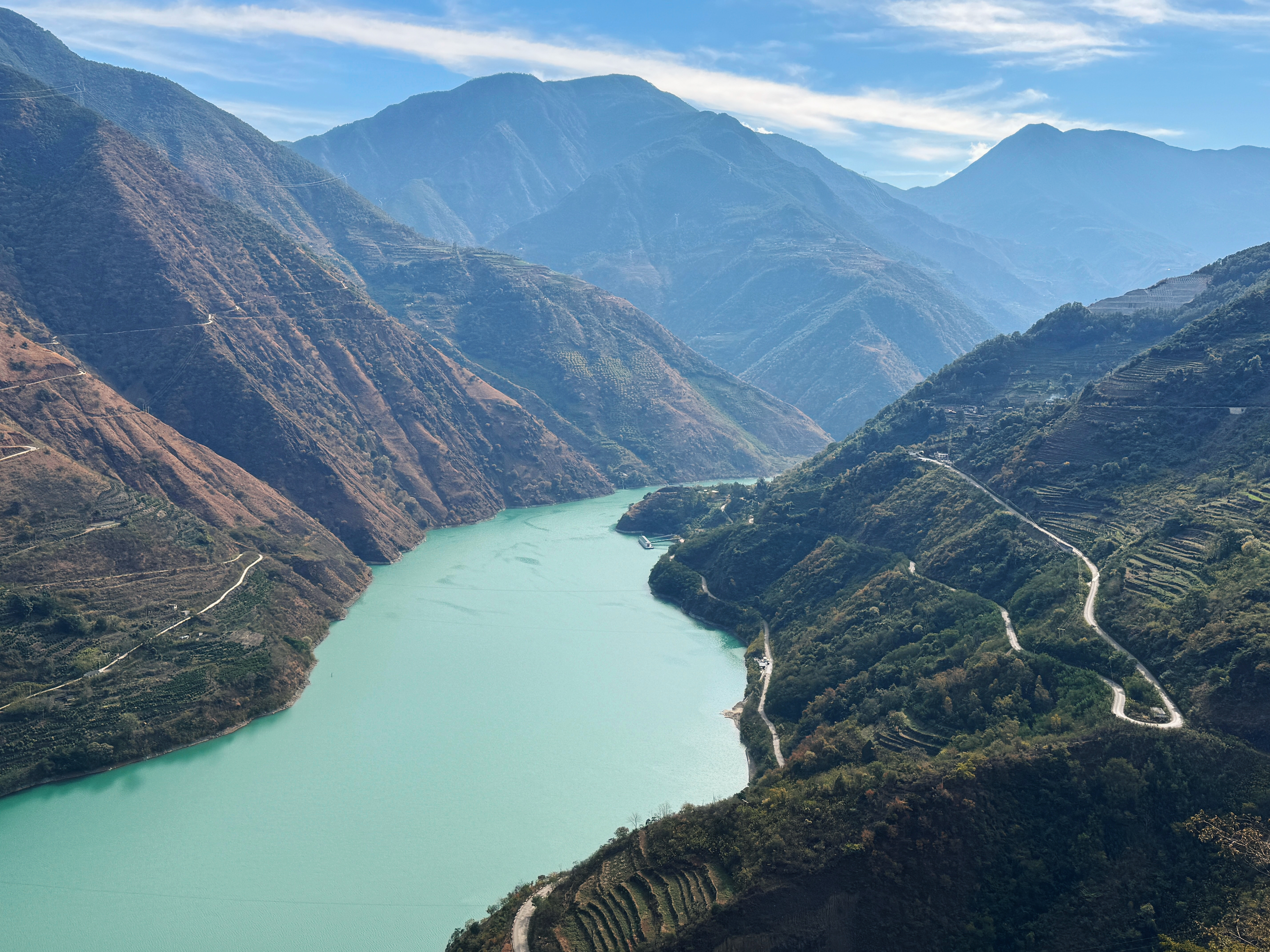 崇山峻岭，金沙江在山谷中流过。