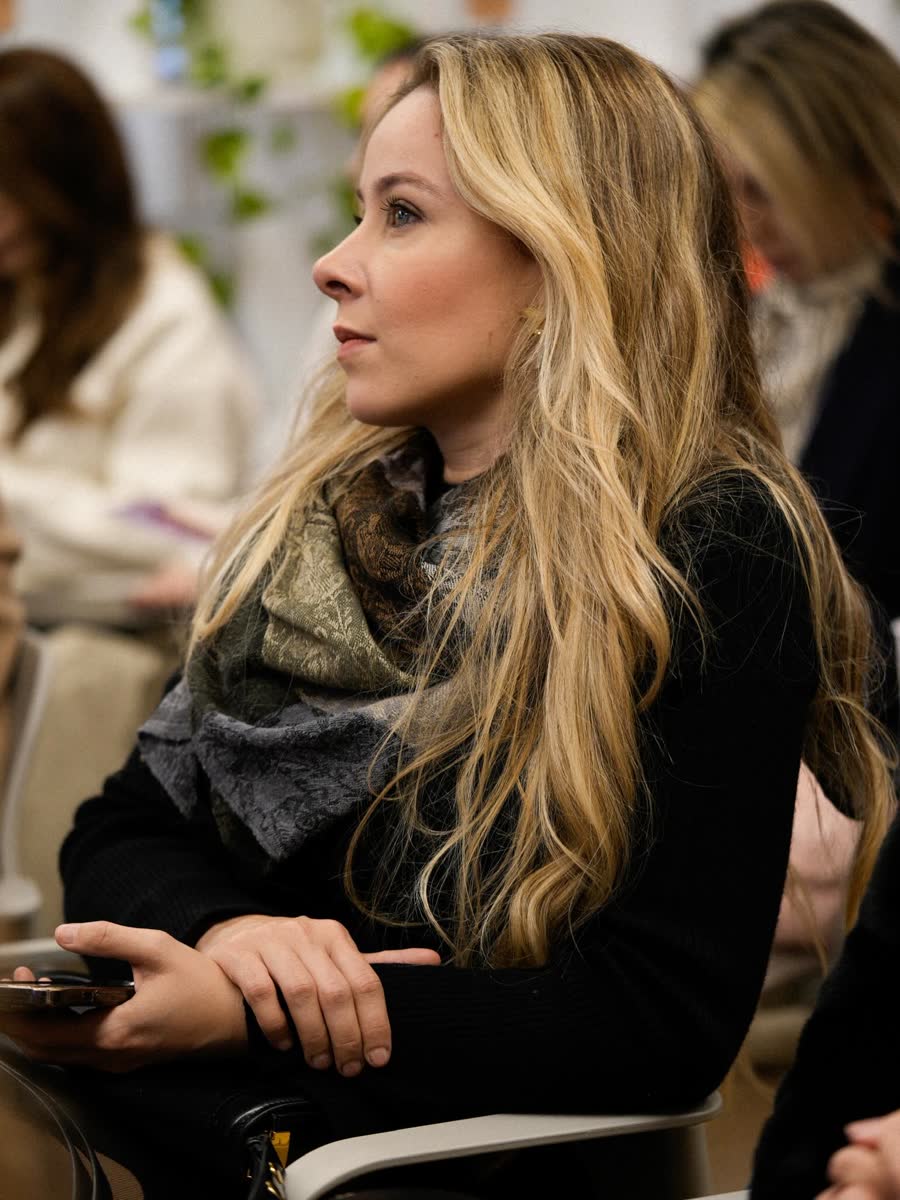 Participante atenta durante a aula