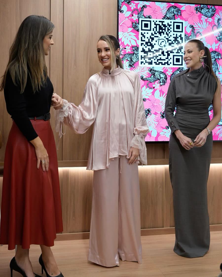 Professoras e participante juntas no palco