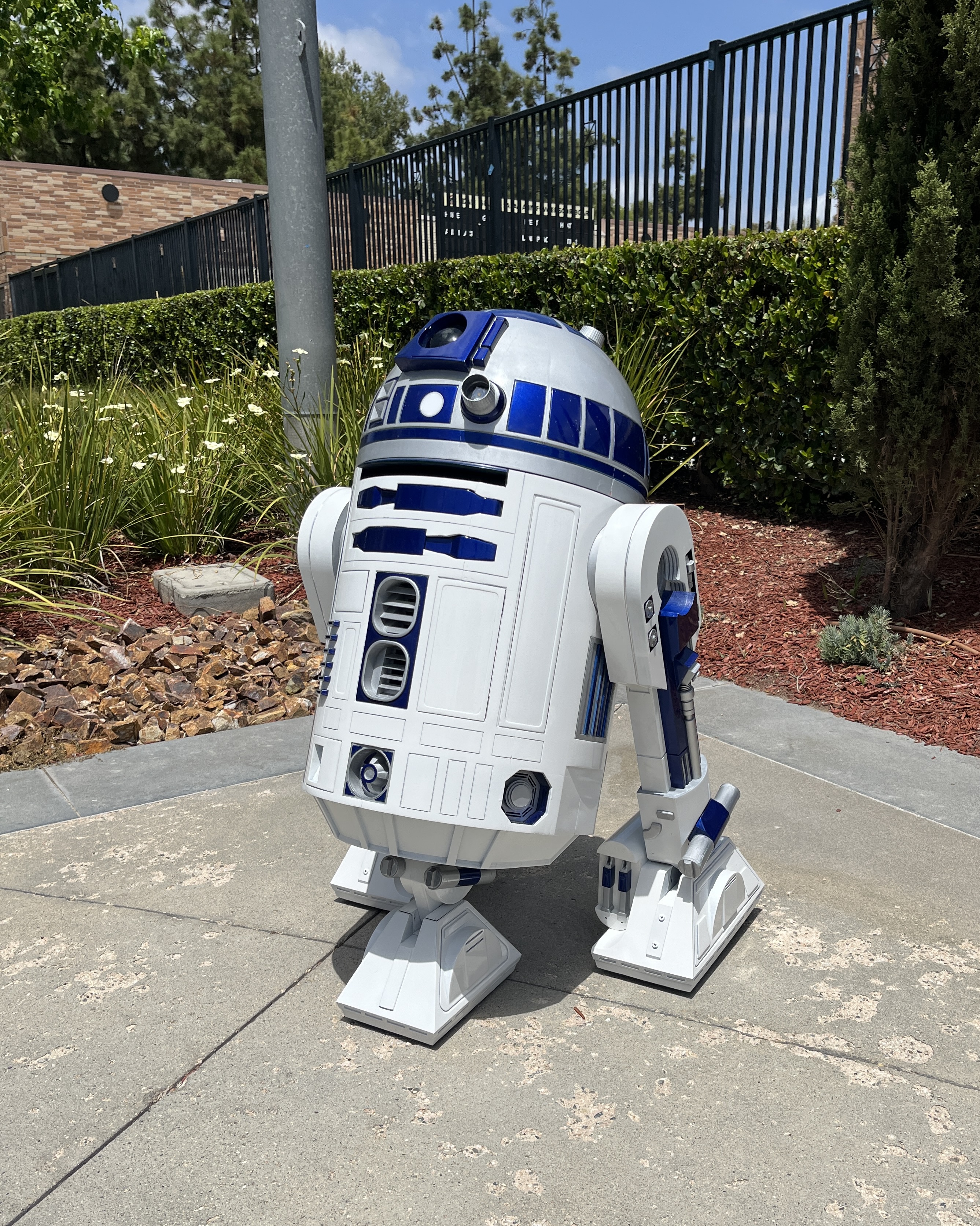 R2Photo