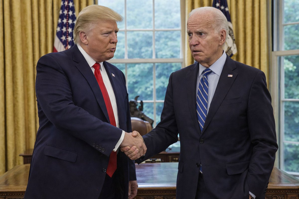 特朗普与拜登在椭圆形办公室握手