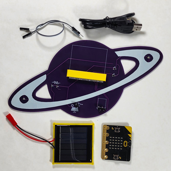 Le circuit imprimé, un panneua solaire, un microbit, un cable USB.