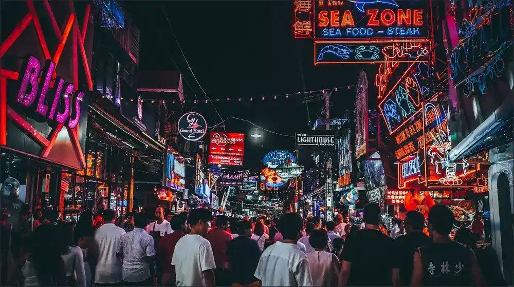 Khu phố đi bộ Walking Street là trung tâm của cuộc sống về đêm tại Pattaya