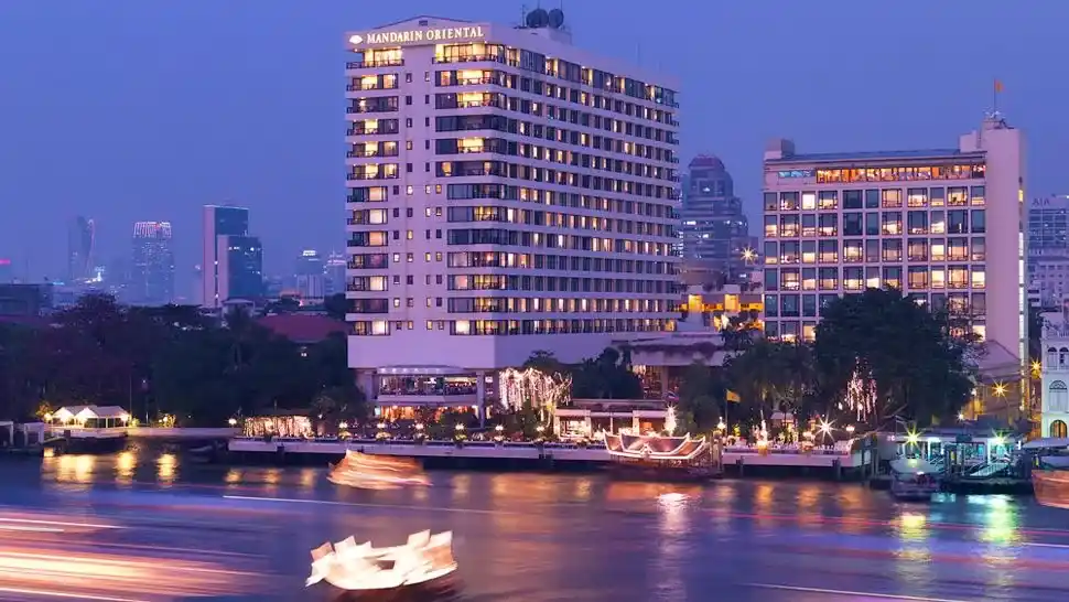 Khách sạn Mandarin Oriental nằm bên bờ sông Chao Phraya