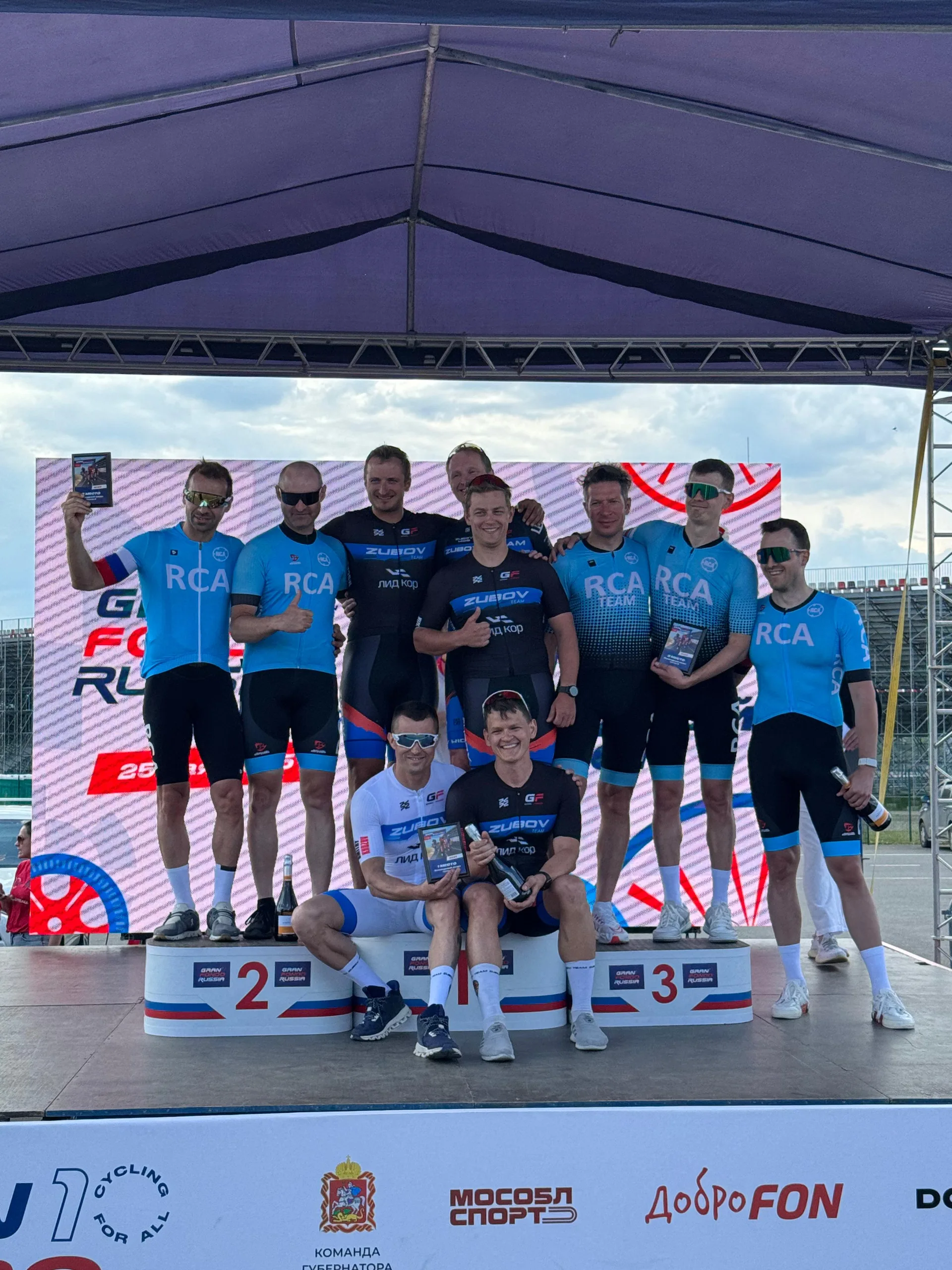 Команда на пьедестале