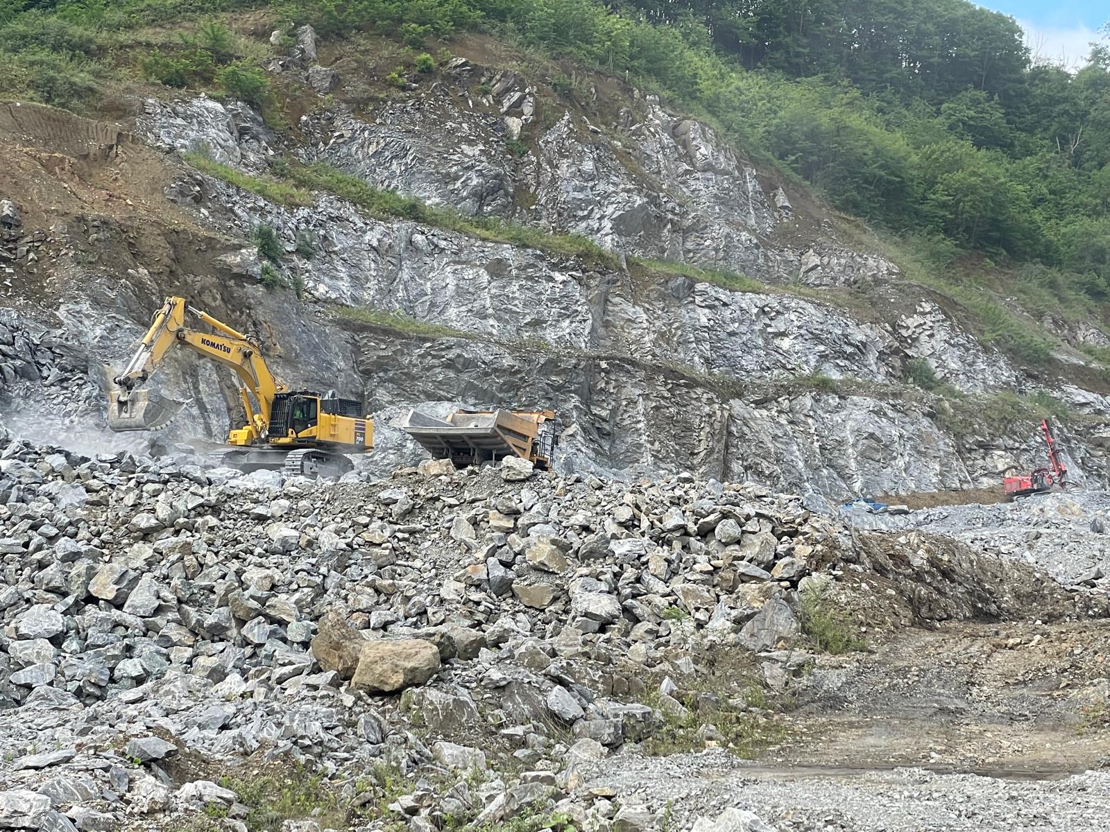 Excavadora en la cantera de Yanci