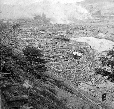 约翰斯敦洪水后石桥前的残骸堆积