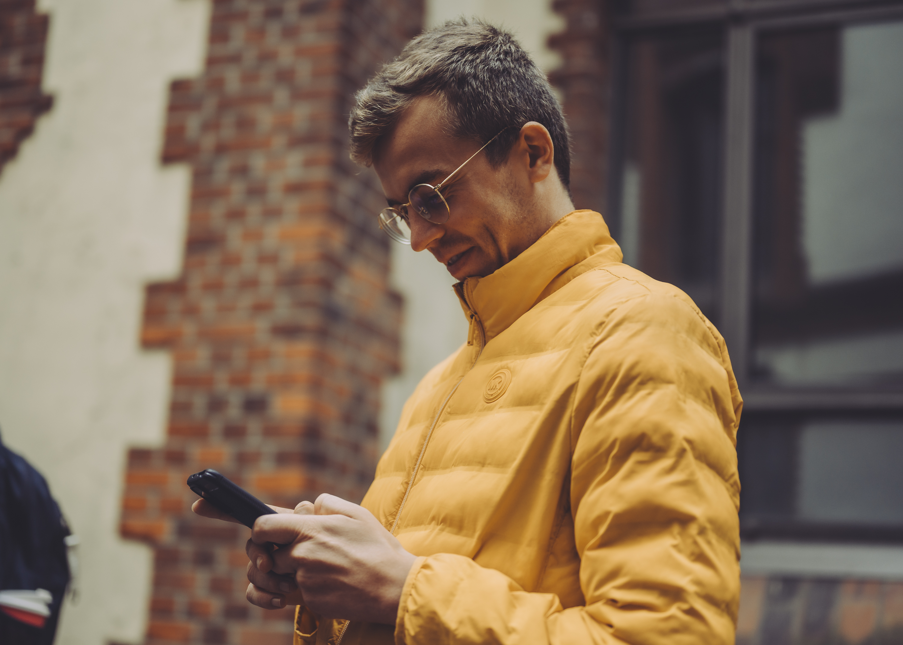 Henning Sanders am Smartphone