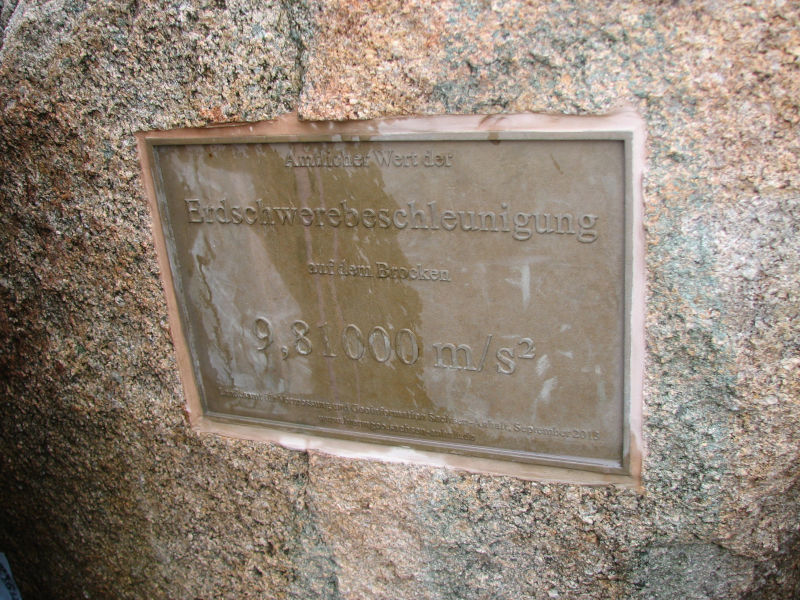 Tafel auf dem Brocken mit den „amtlichen Wert der Erdschwerebeschleunigung“