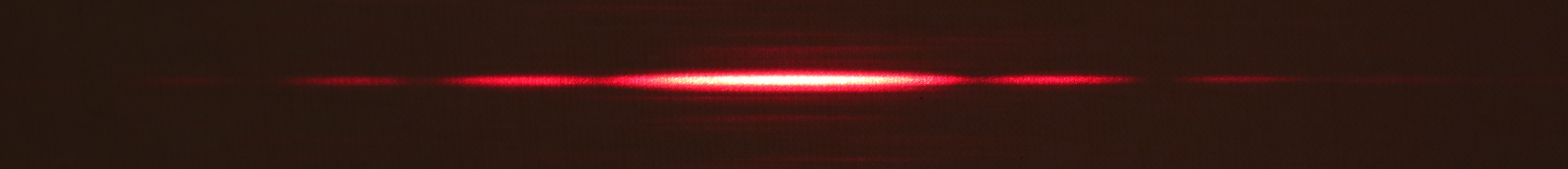 Beugungsmuster eines
    ursprünglich punktförmigen Laserspots nach Durchgang durch einen schmalen
    Einzelspalt