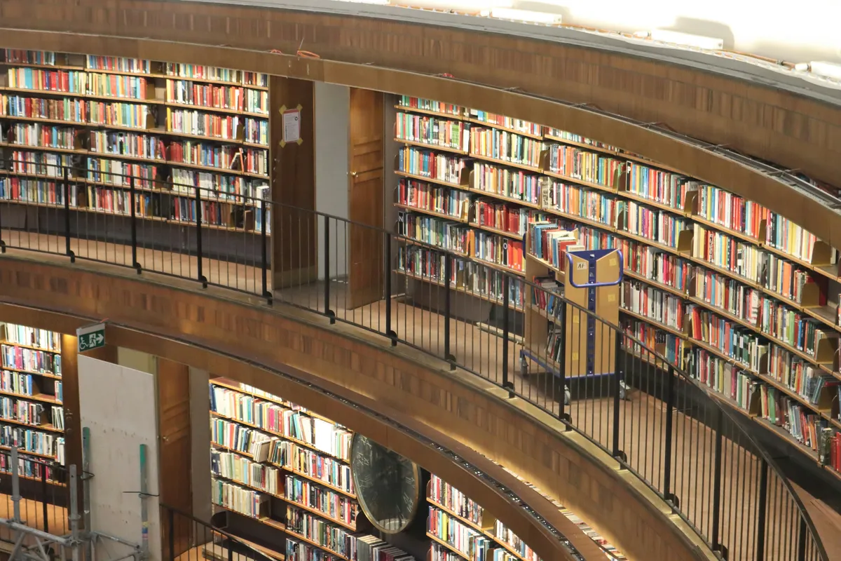 Featured image of post SQL vs. NoSQL: The 'Library vs. Warehouse' Mental Model