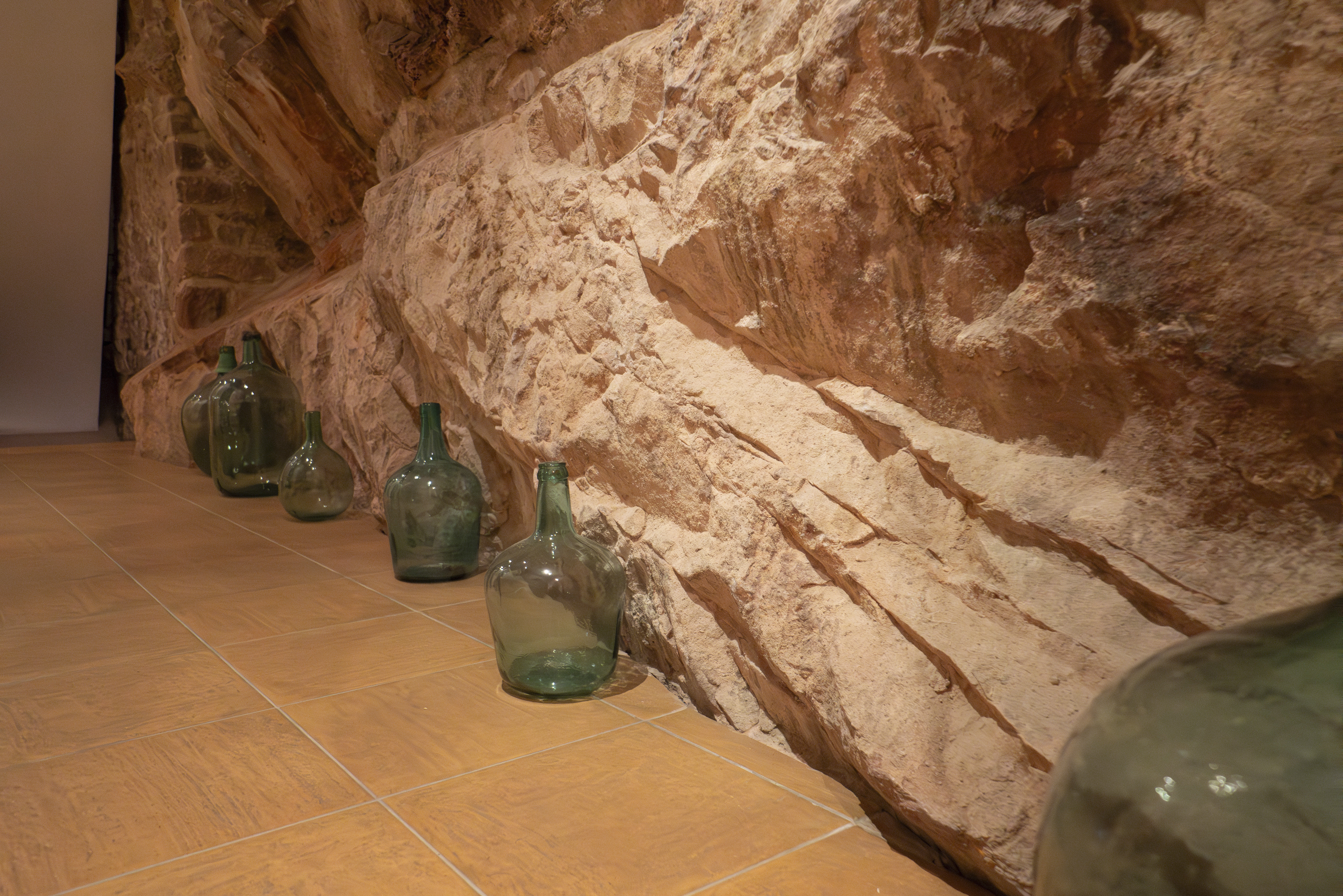 Pared de roca natural en el interior del hotel
