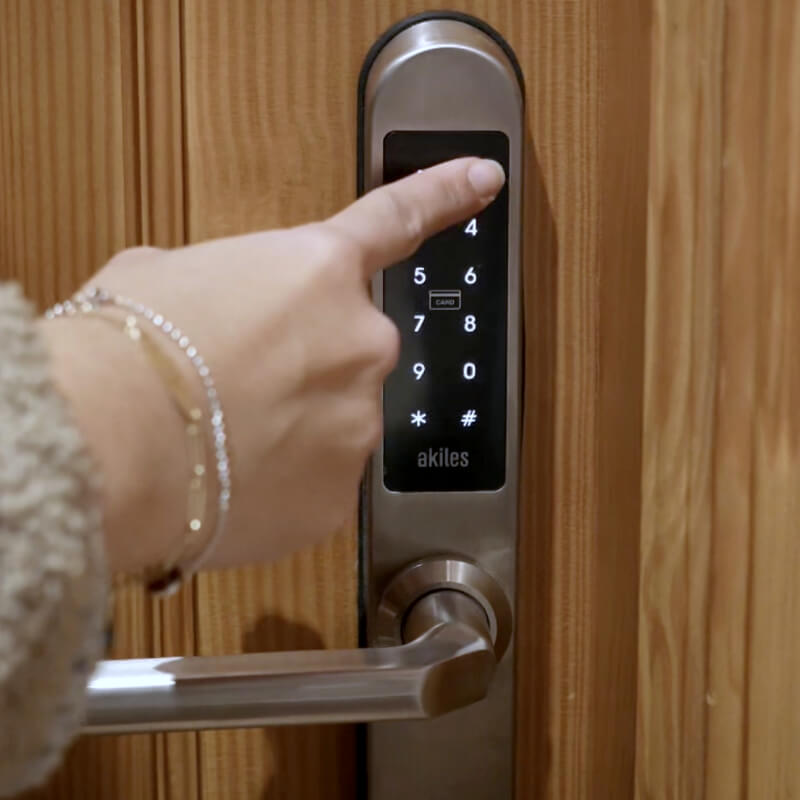 Cerradura inteligente en una puerta de hotel