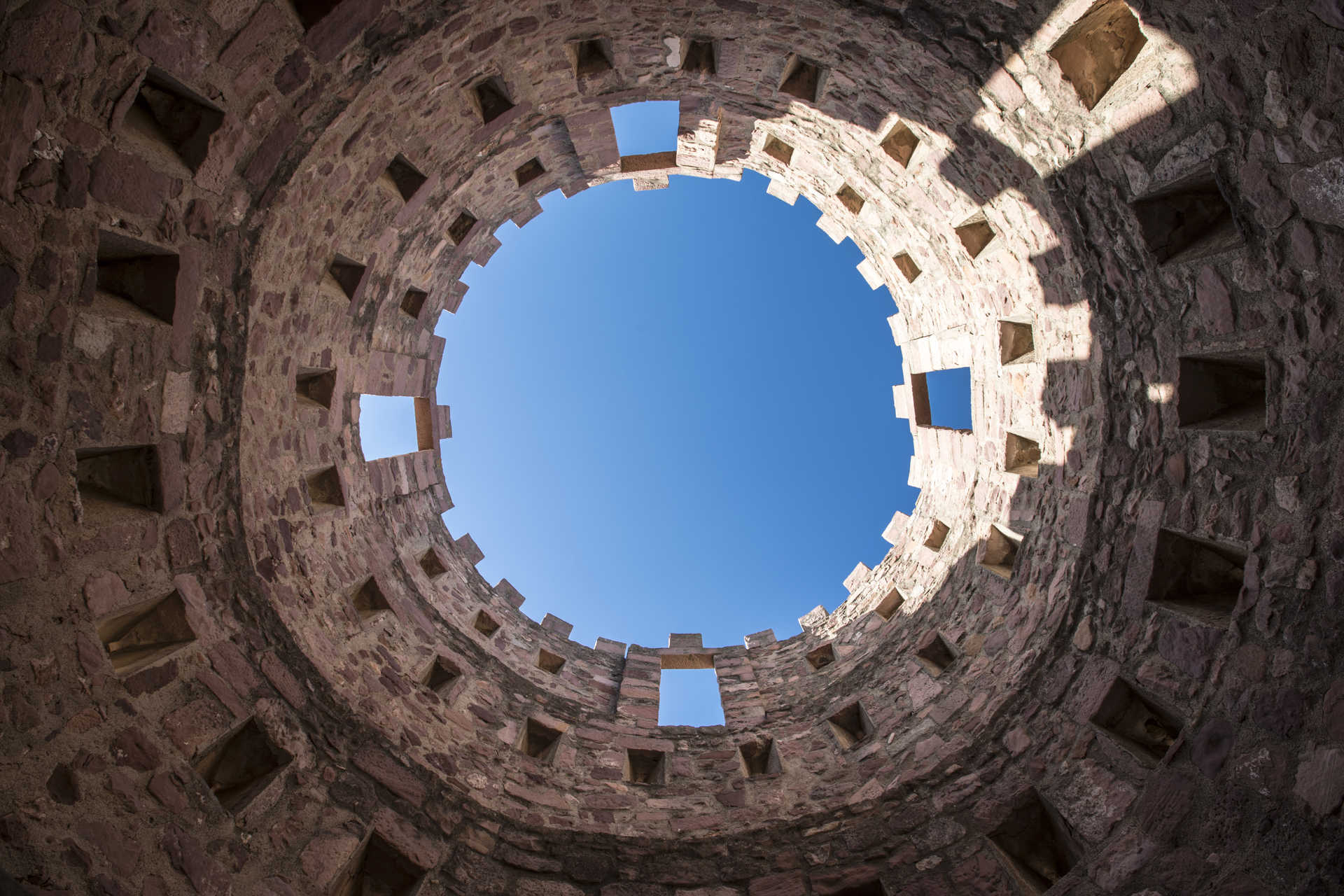 Torre circular del castillo de Vilafamés y murallas en alto