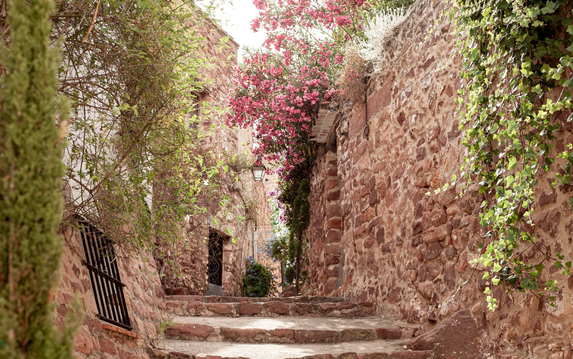 Calles empedradas y casas de rodeno en el casco antiguo de Vilafamés