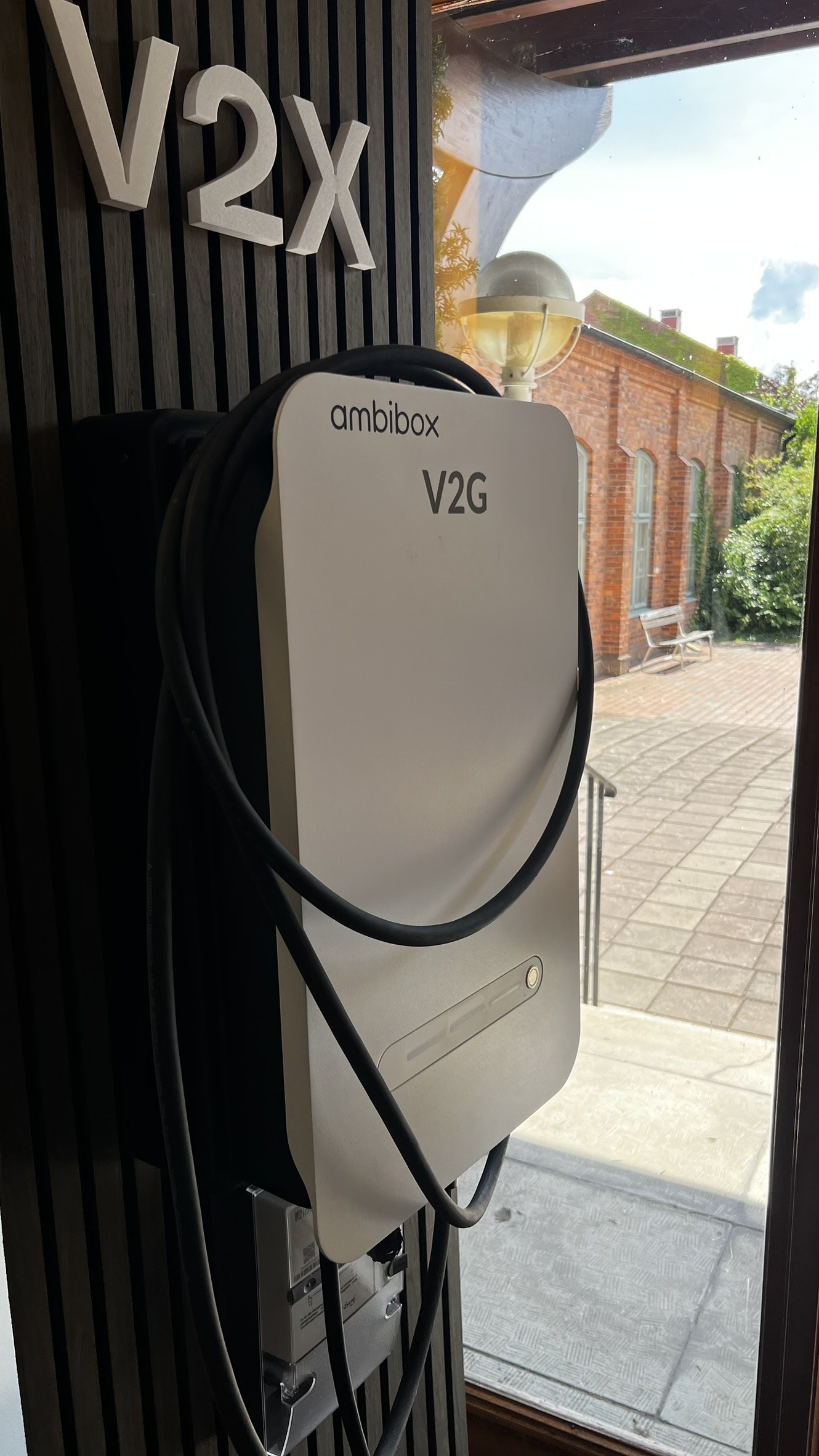 Ambibox V2G front panel