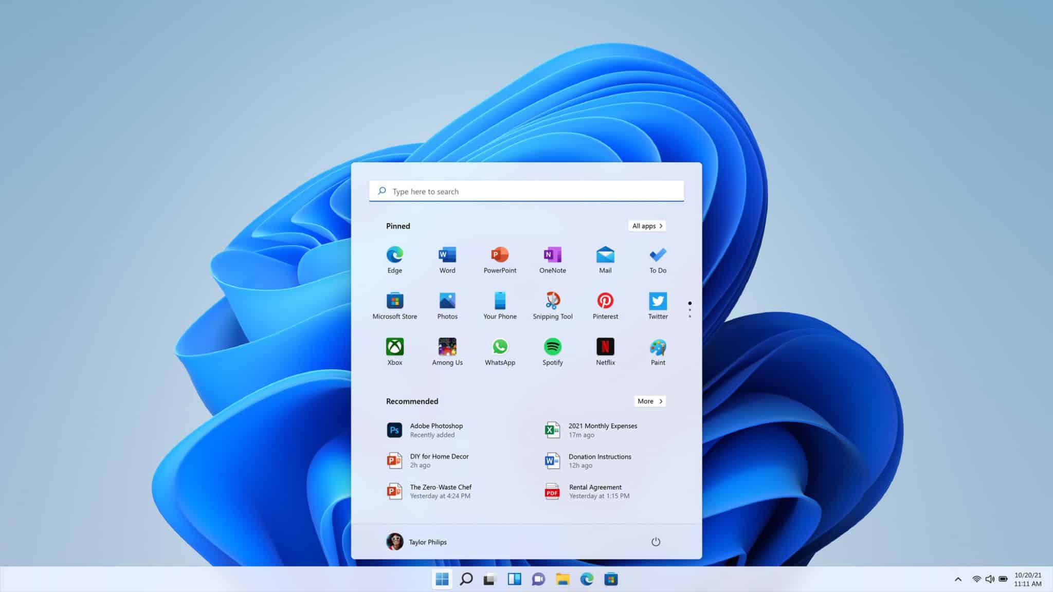 Interface du bureau Windows 11 avec barre des tâches centrée et menu Démarrer moderne.