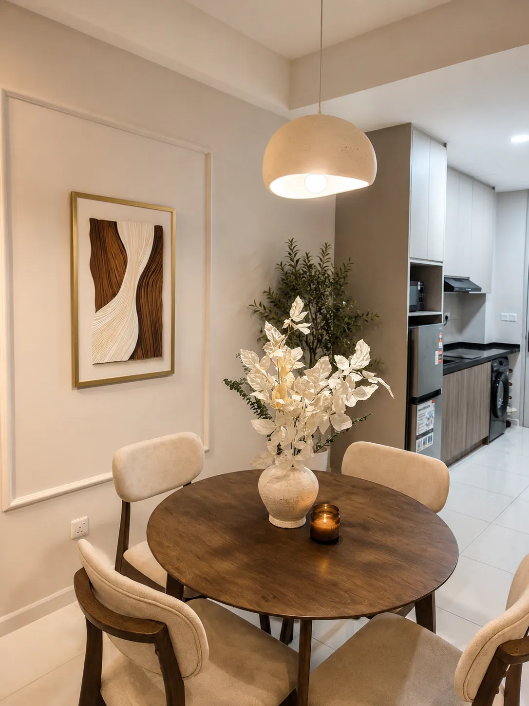 Dining Area & Kitchenette