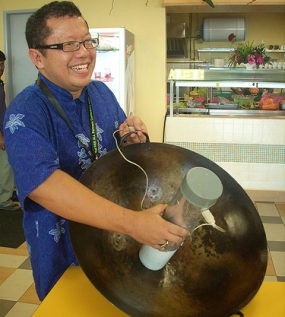 Onno W. Purbo memperlihatkan Wajanbolic