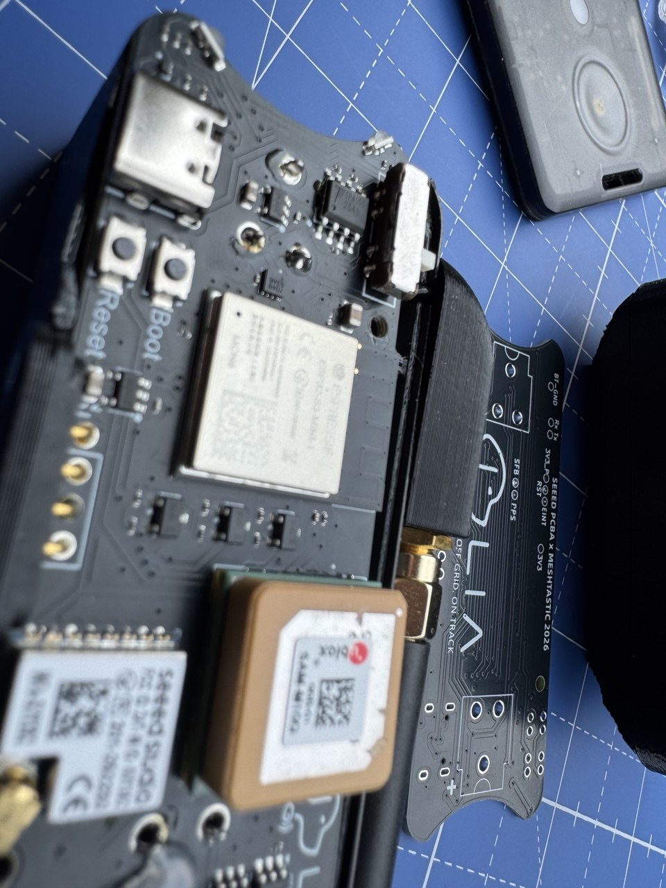 บอร์ด LIA เปิดฝาเห็น Mode Switch ESP32-S3 และ GNSS Module