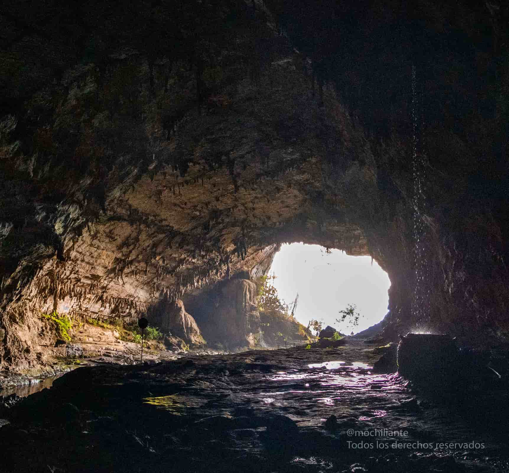 cueva con luz y agua