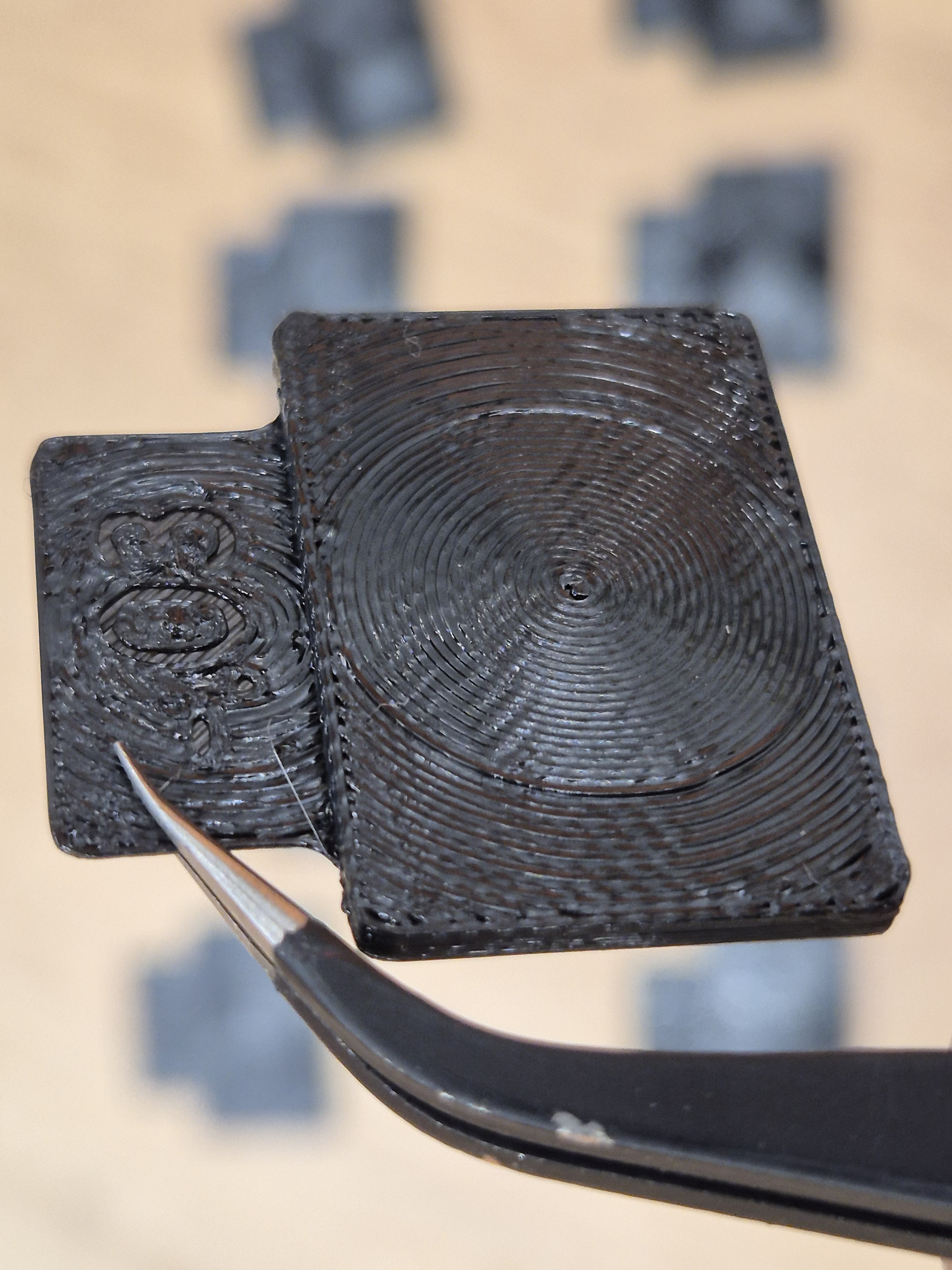 Bloque ganador con modificador −0.03: superficie uniforme sin huecos