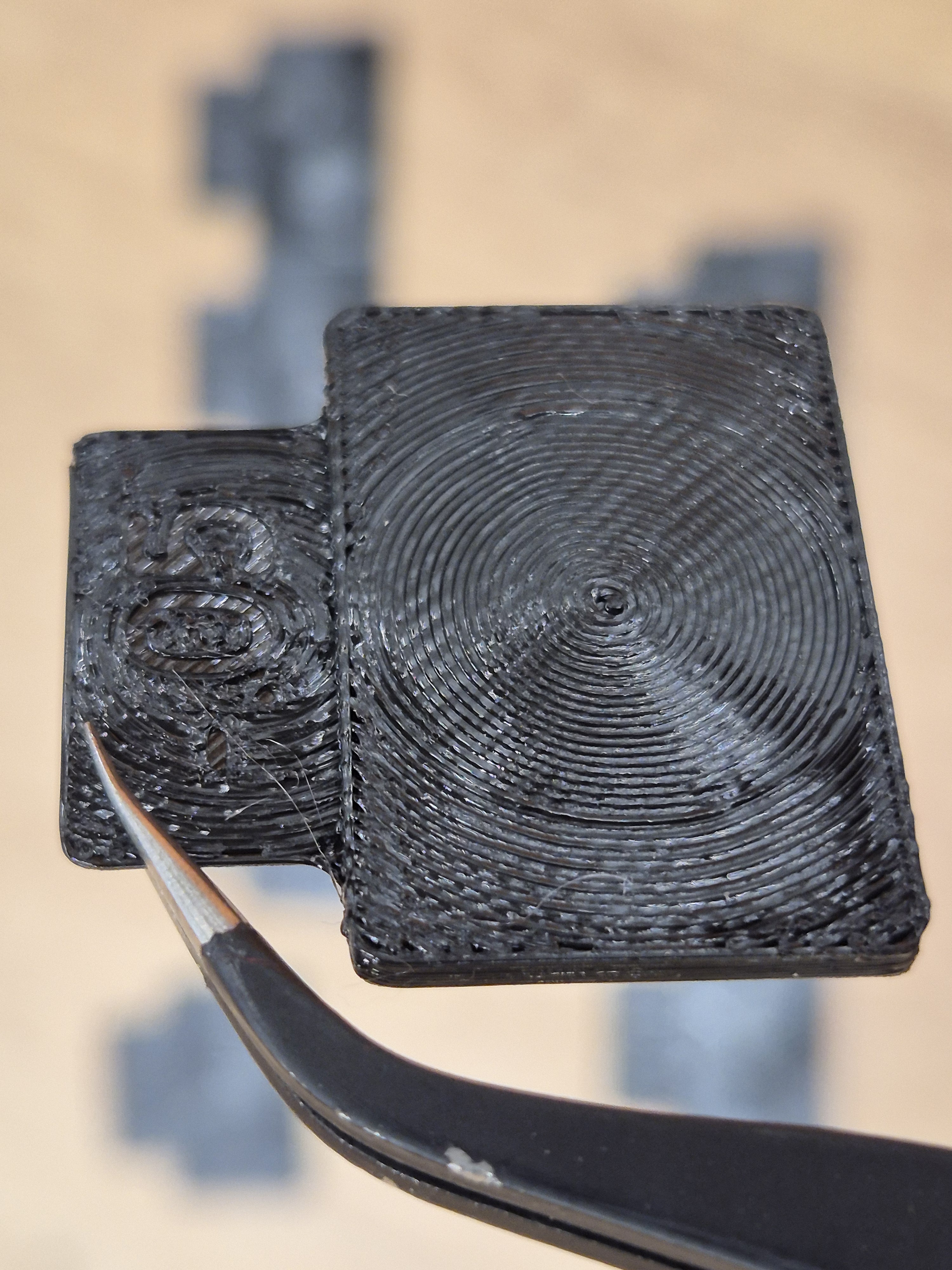 Bloque con modificador −0.05: espacios vacíos entre cordones — subextrusión