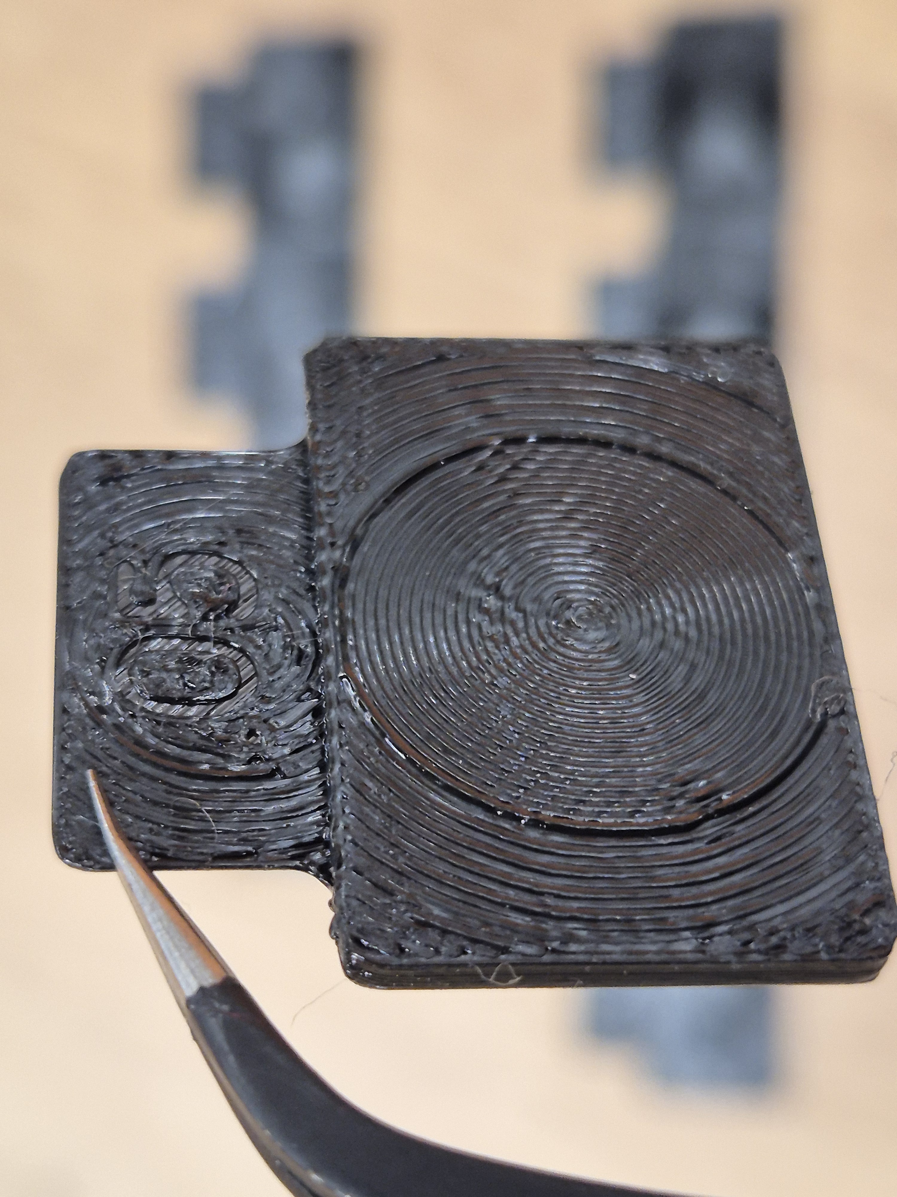 Bloque con modificador +0.05: relieve central elevado — sobreextrusión