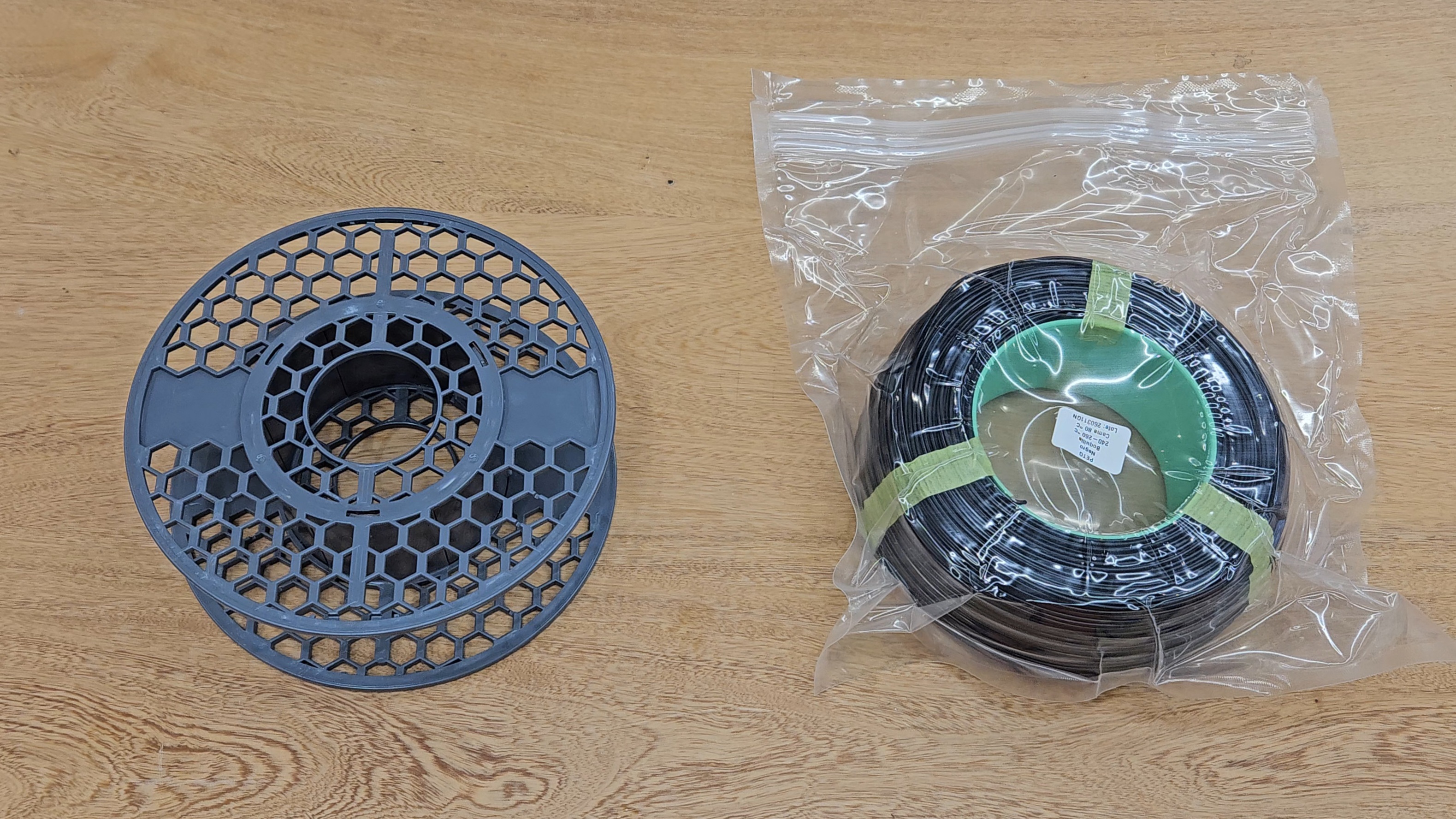 Carrete vacío y paquete Re-Fill PLA sobre la mesa