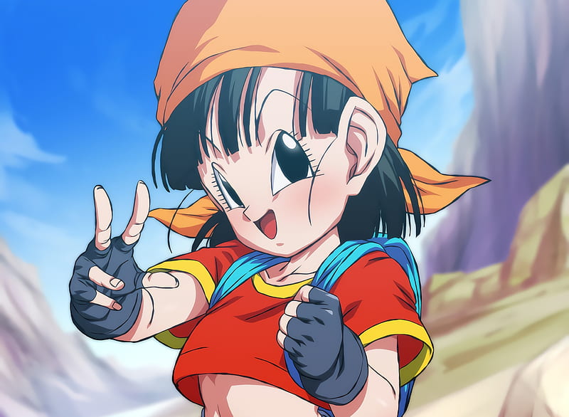 personagem pan do anime dragon ball gt, tem cabelos pretos e lisos na altura do ombro com lenço laranja amarrado na cabeça possui, tamb ém tem olhos pretos. Veste cropped vermelho, usa mochila azul nas costasa e luvas pretas.No fundo cenário de montanhas e céu azul