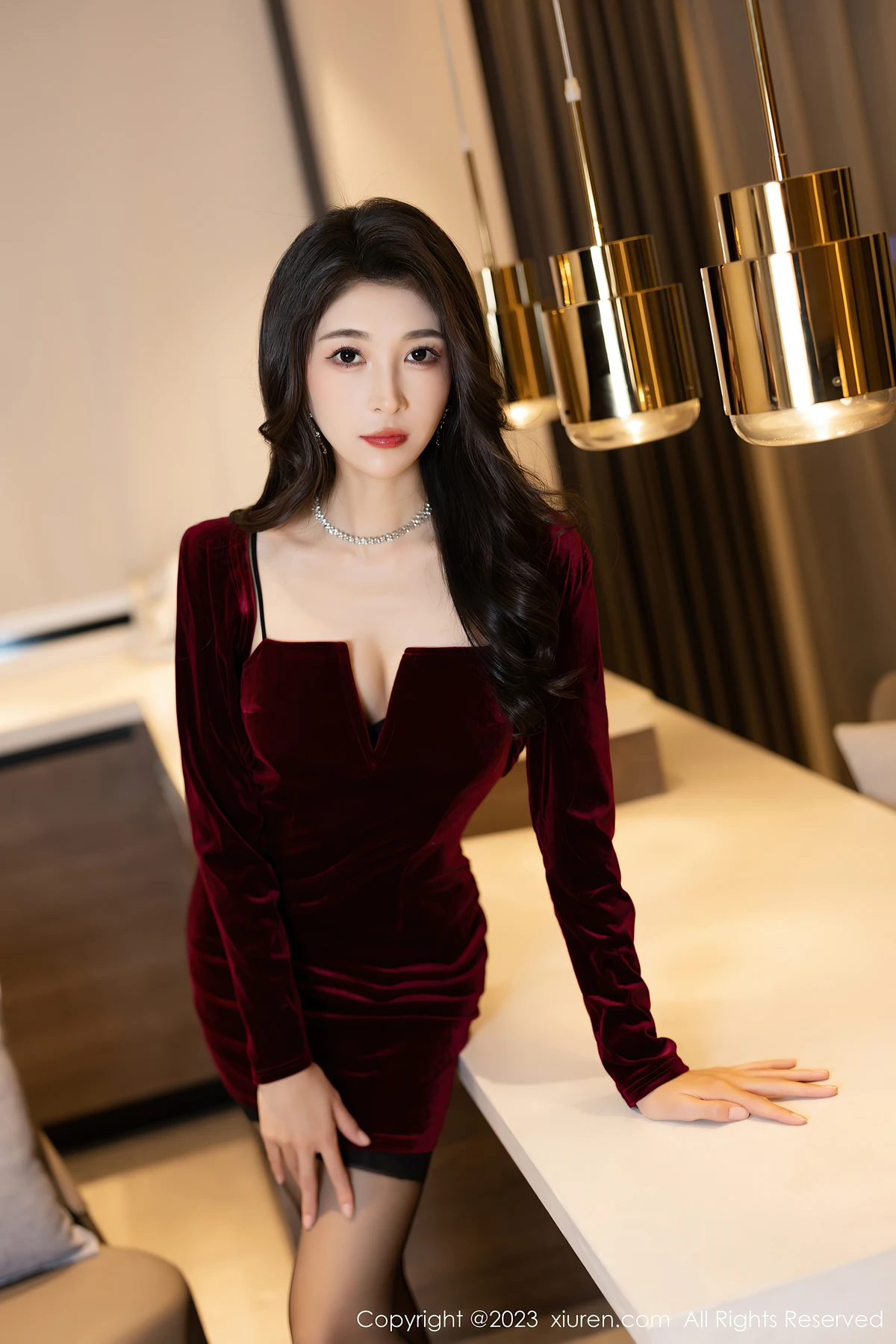 秀人网No.6858 林乐一红裙黑丝杀！看完想拉着身边她拍同款写真？ - 4