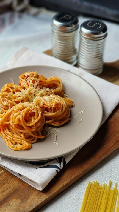 Spaghetti with Ricotta Cheese and Toasted Pine Nuts