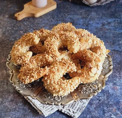 Tcharek El-Ariane (Almond Crescents)