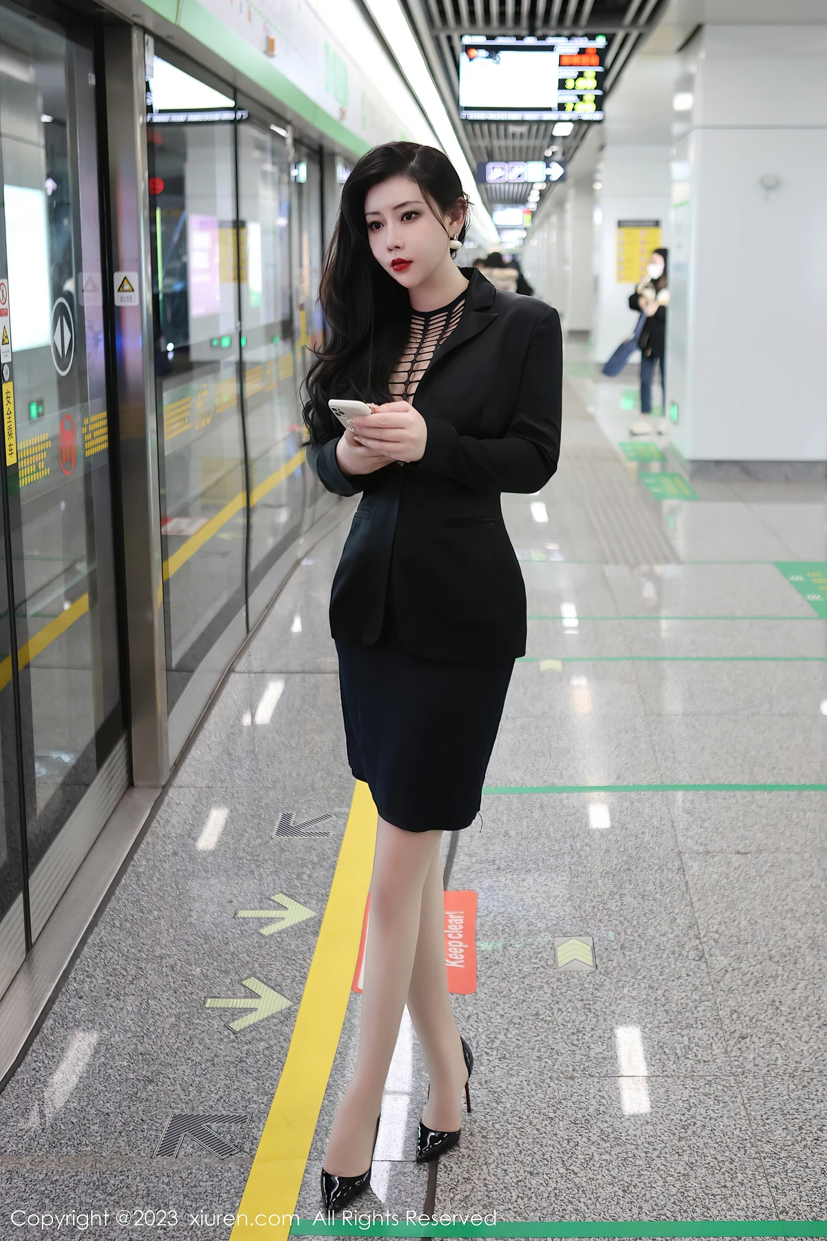 XiuRen No.6421 王婉悠Queen：黑丝OL藏红趣，丰腴曲线炸屏！ - 1