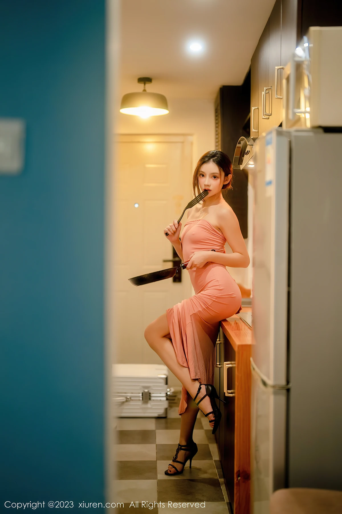 XiuRen No.6437加朵babe：蜜桃粉露肩裙真空秀魔鬼曲线，105P私房写真藏不住的致命媚态！ - 1