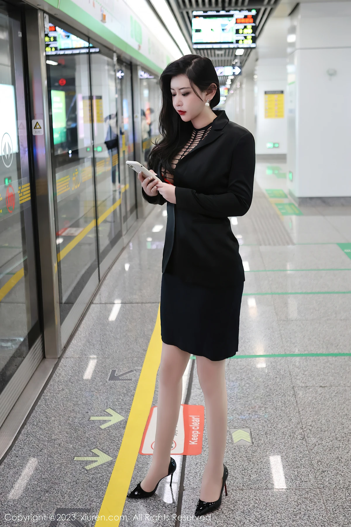 XiuRen No.6421 王婉悠Queen：黑丝OL藏红趣，丰腴曲线炸屏！ - 3