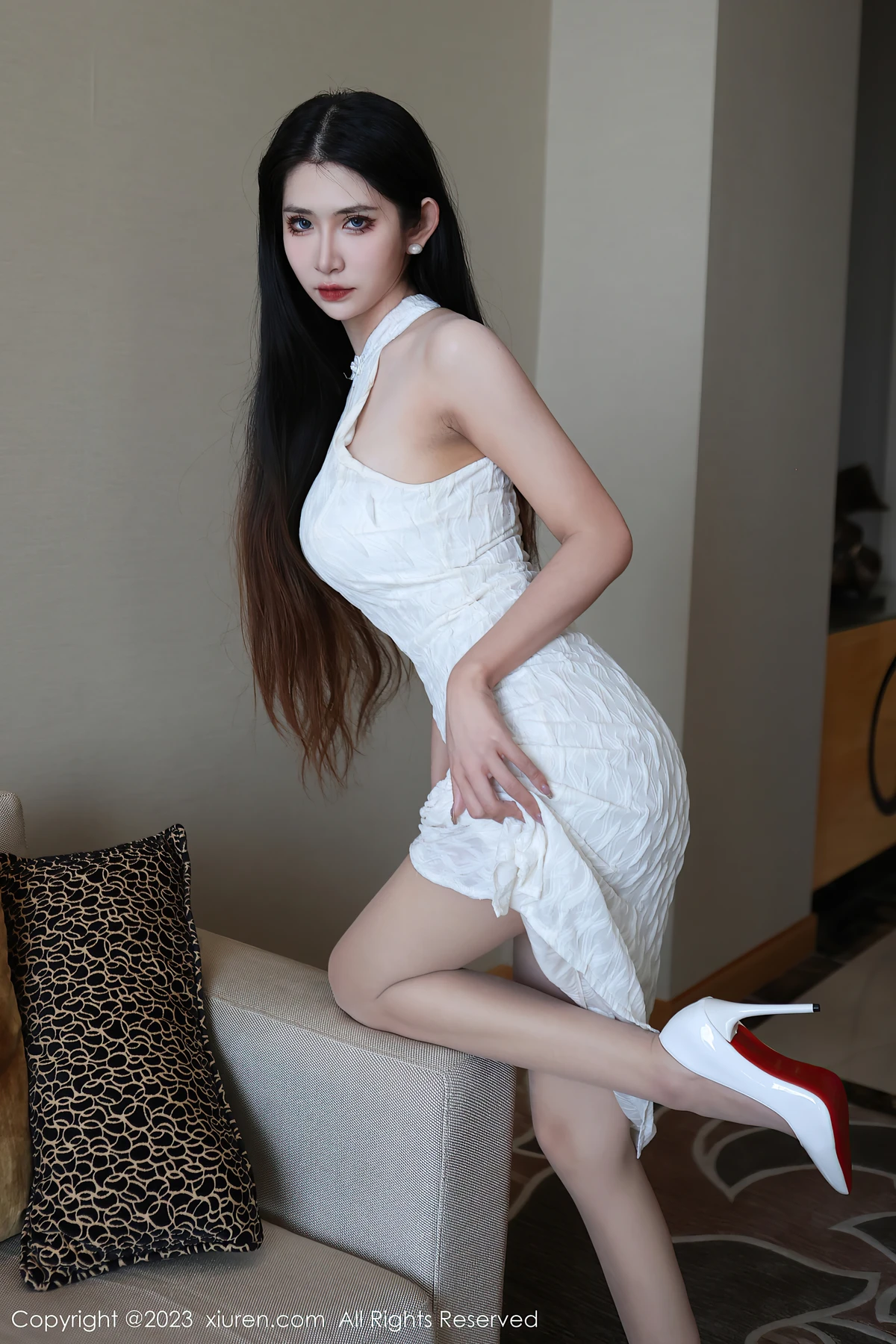秀人网No.6438 依娜Yina：90张写真藏不住的魅惑，女生都该拥有的魅力记录！ - 4