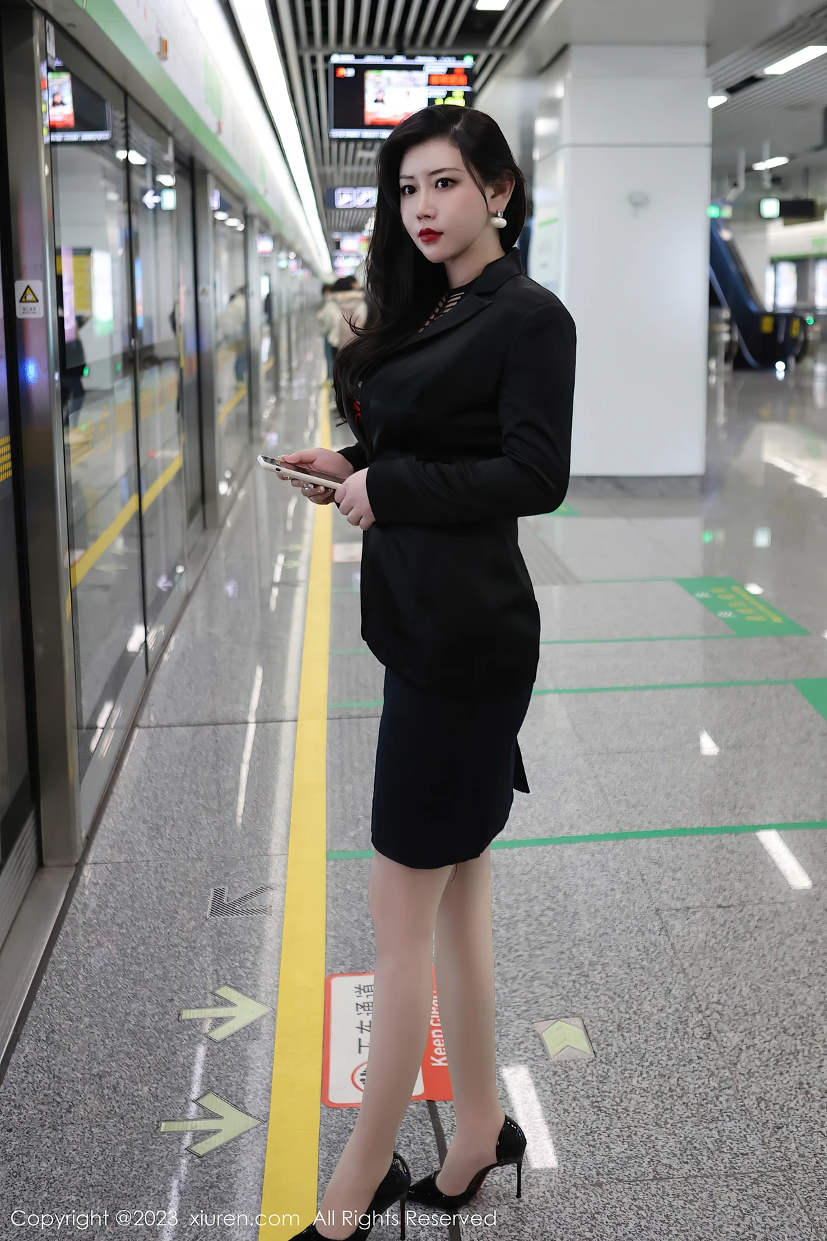 XiuRen No.6421 王婉悠Queen：黑丝OL藏红趣，丰腴曲线炸屏！ - 4