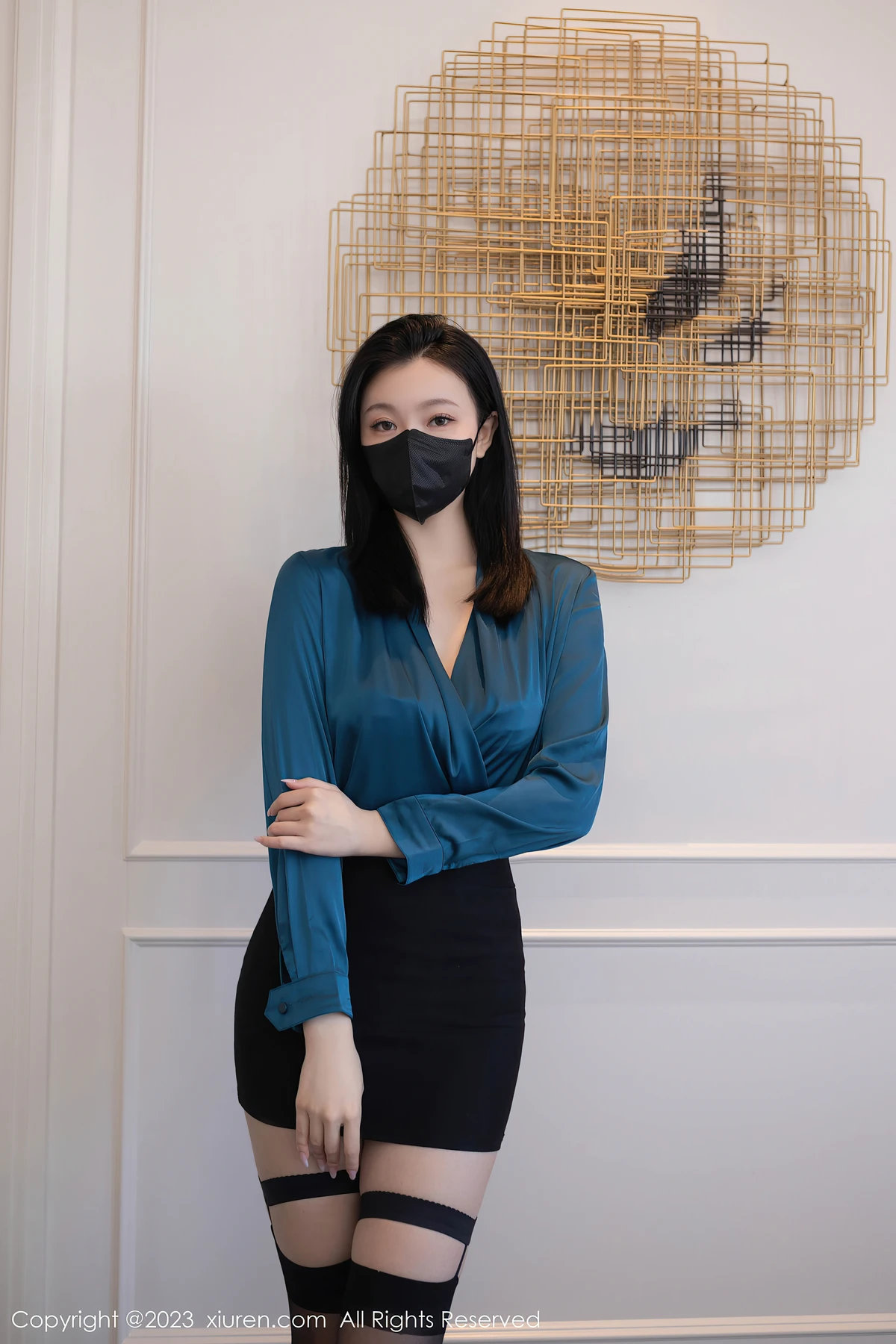 XiuRen No.6413 安然anran魅惑旅拍：蓝上衣黑丝藏不住的曼妙曲线，男友看了都想存图！ - 2