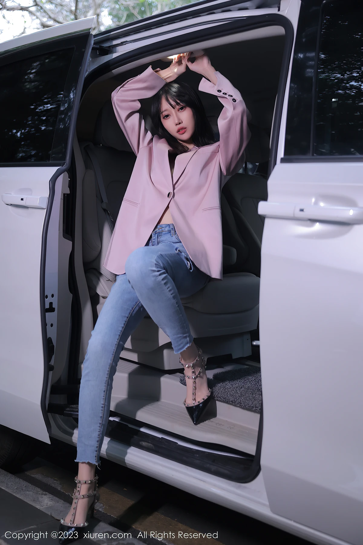 XiuRen No.6355 玥儿玥er万宁旅拍：海边粉灰甜，藏着22岁鲜活心动 - 3