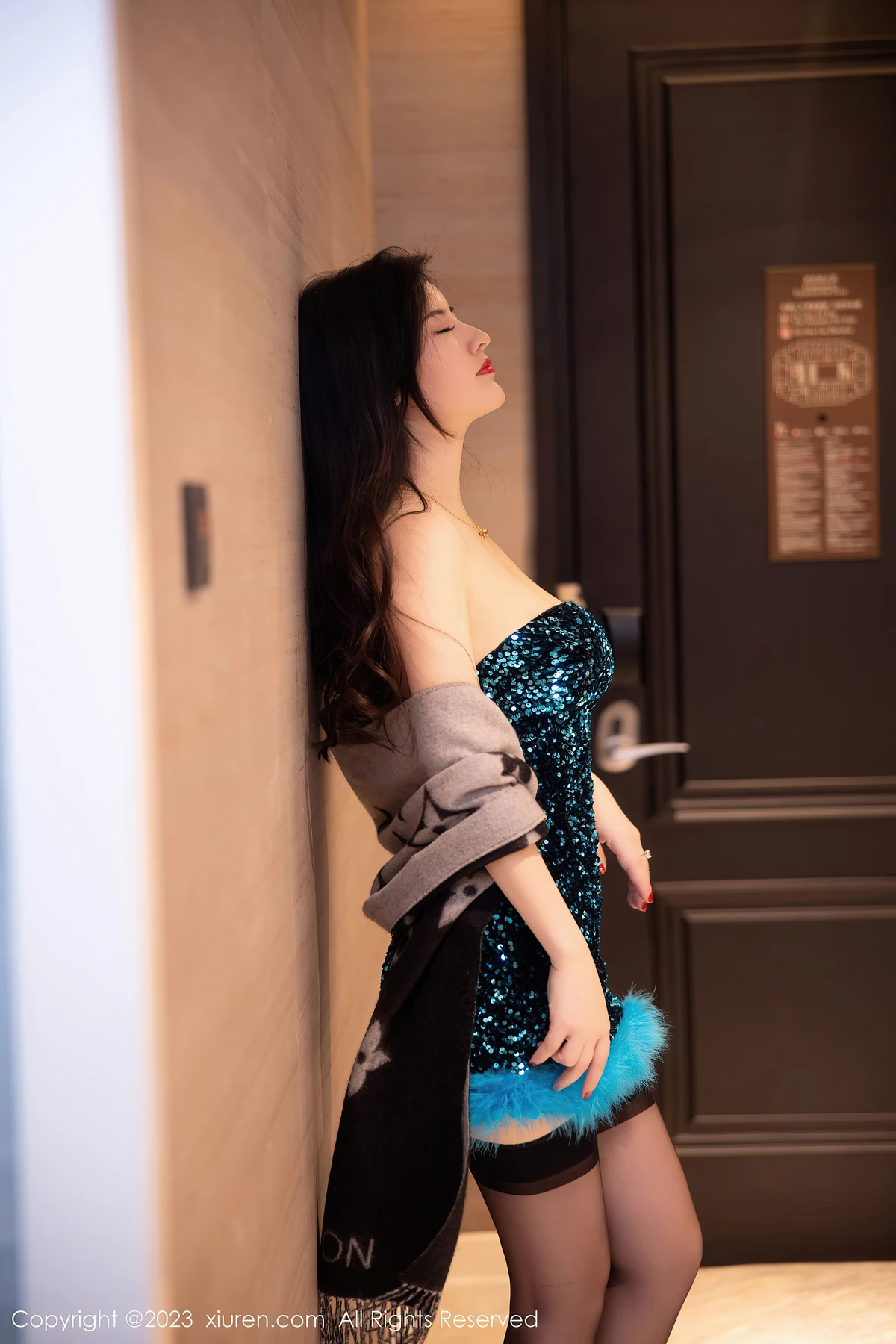 XiuRen No.6384诗诗kiki：蓝黑短裙+黑丝暴击！30+姐姐的性感写真太戳了 - 3