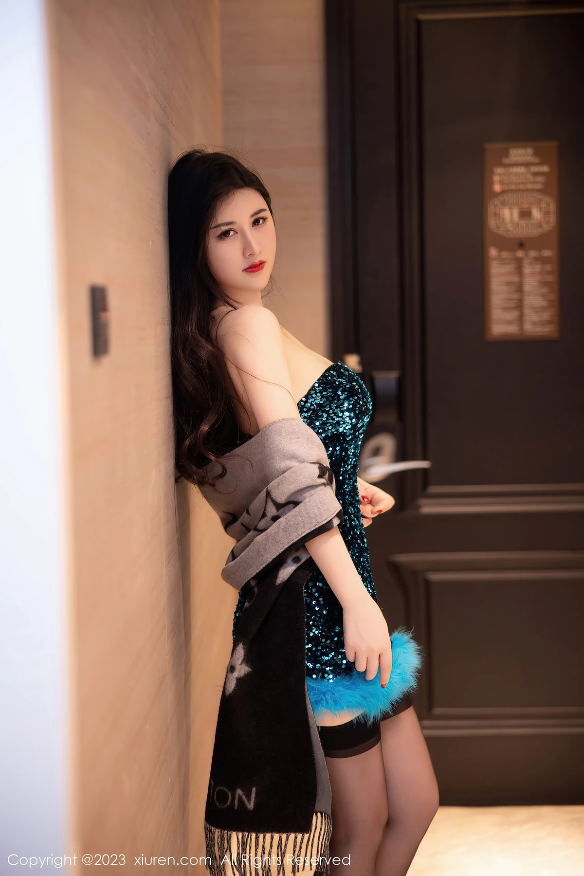 XiuRen No.6384诗诗kiki：蓝黑短裙+黑丝暴击！30+姐姐的性感写真太戳了 - 4